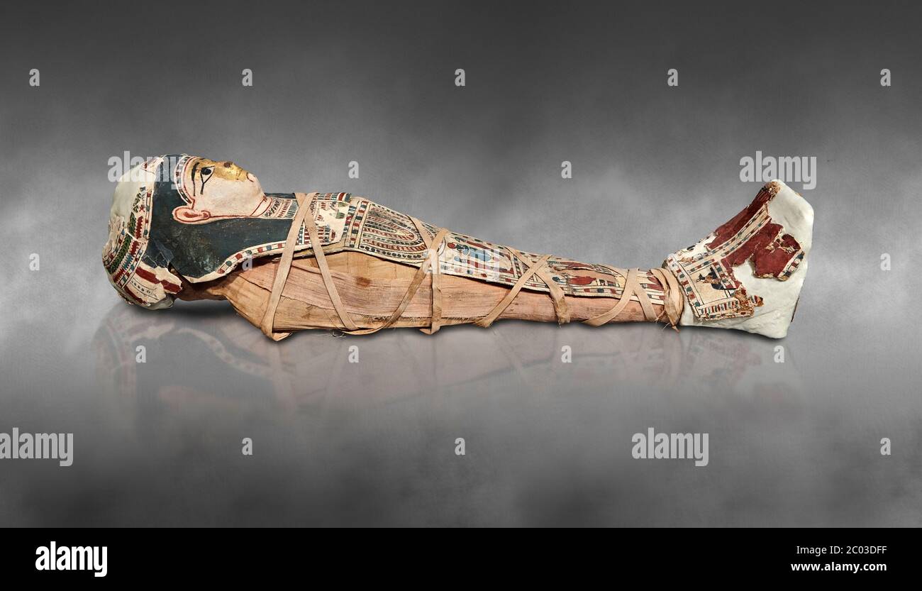 Alte ägyptische Mumie eines Babys und bemalte Cartonnage funereal Maske - spät Ptolomäische römische Periode, 1at Cent BC bis 2 Cent AD. Ägyptisches Museum, Turin. Stockfoto