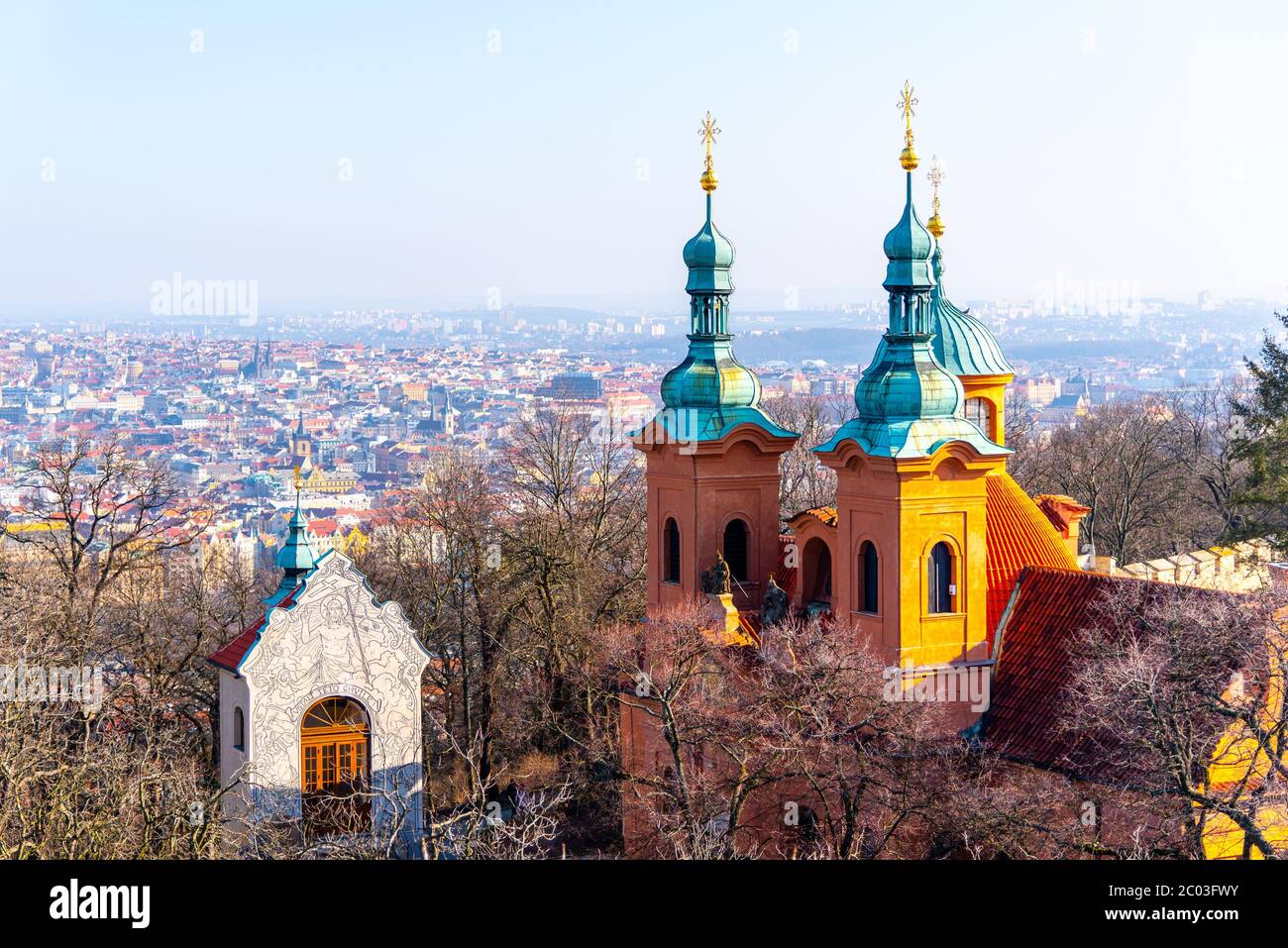 Kirche des heiligen Laurentius, Tschechisch: Kostel Svateho Vavrince, auf dem Petrin-Hügel. Luftaufnahme vom Petrin Tower, Prag, Tschechische Republik. Stockfoto