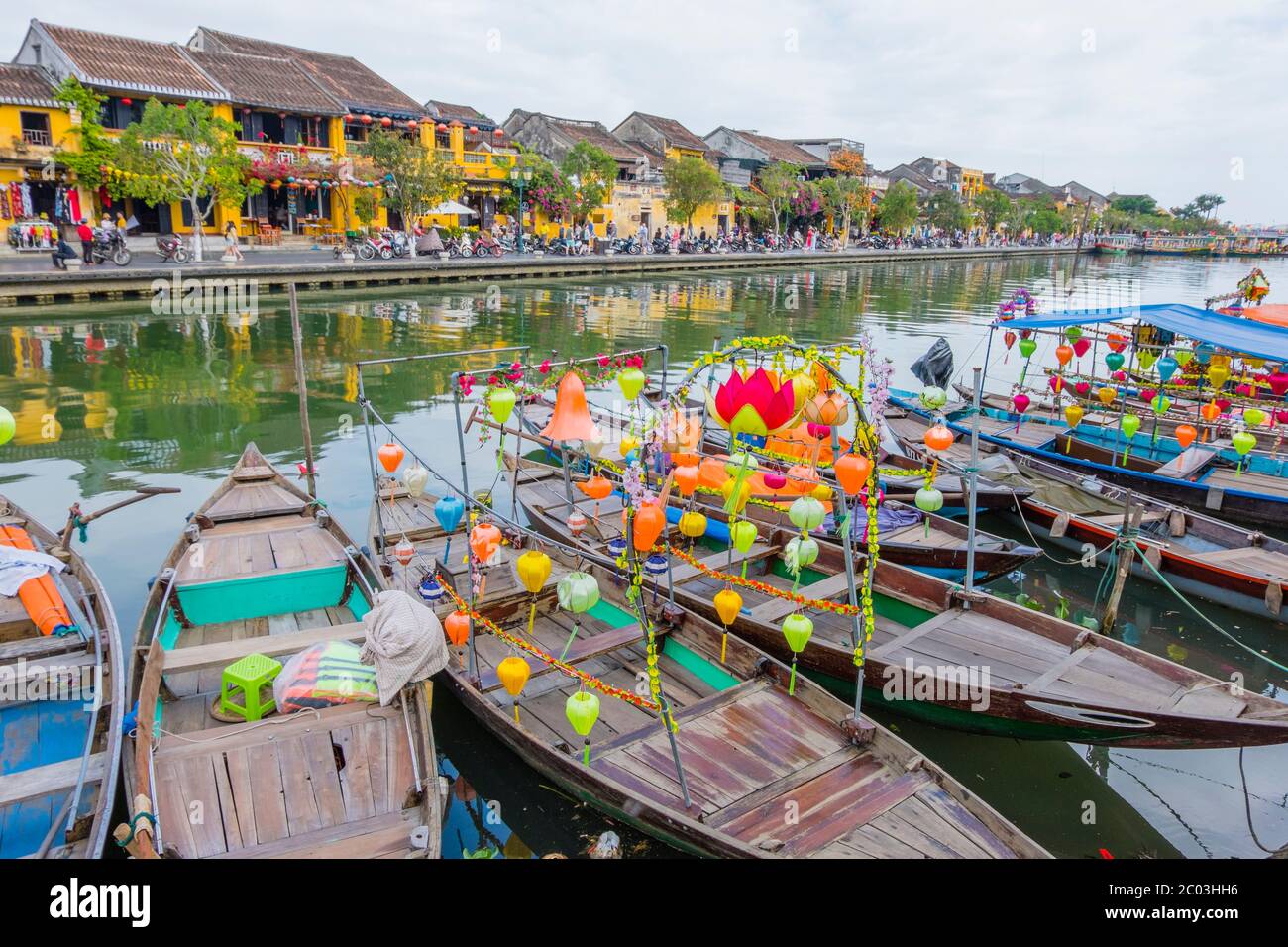 Traditionelle hölzerne Ruderboote mit Laternen, Thu Bon Flussufer, Hoi an, Vietnam, Asien Stockfoto