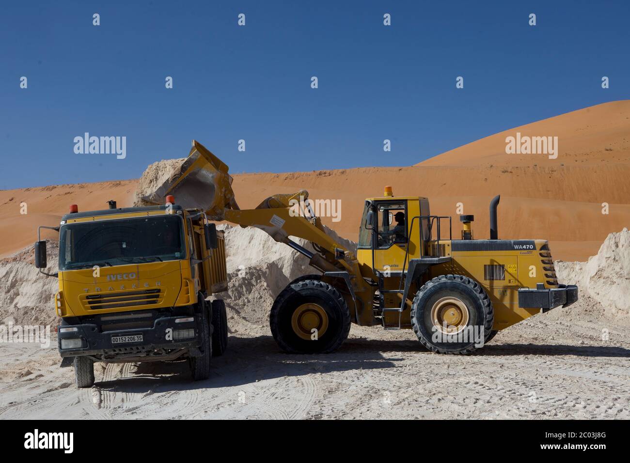 Gipsgewinnung aus einem Steinbruch in der Sahara für den Bau von festen Fundamenten für eine große Ölanlage. Stockfoto