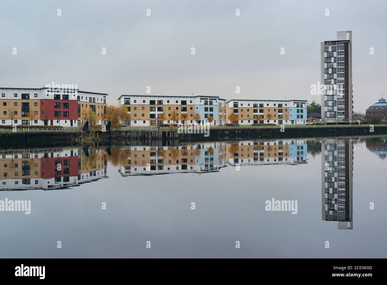 Gebäude spiegeln sich im Fluss Clyde, Glasgow, Schottland Stockfoto
