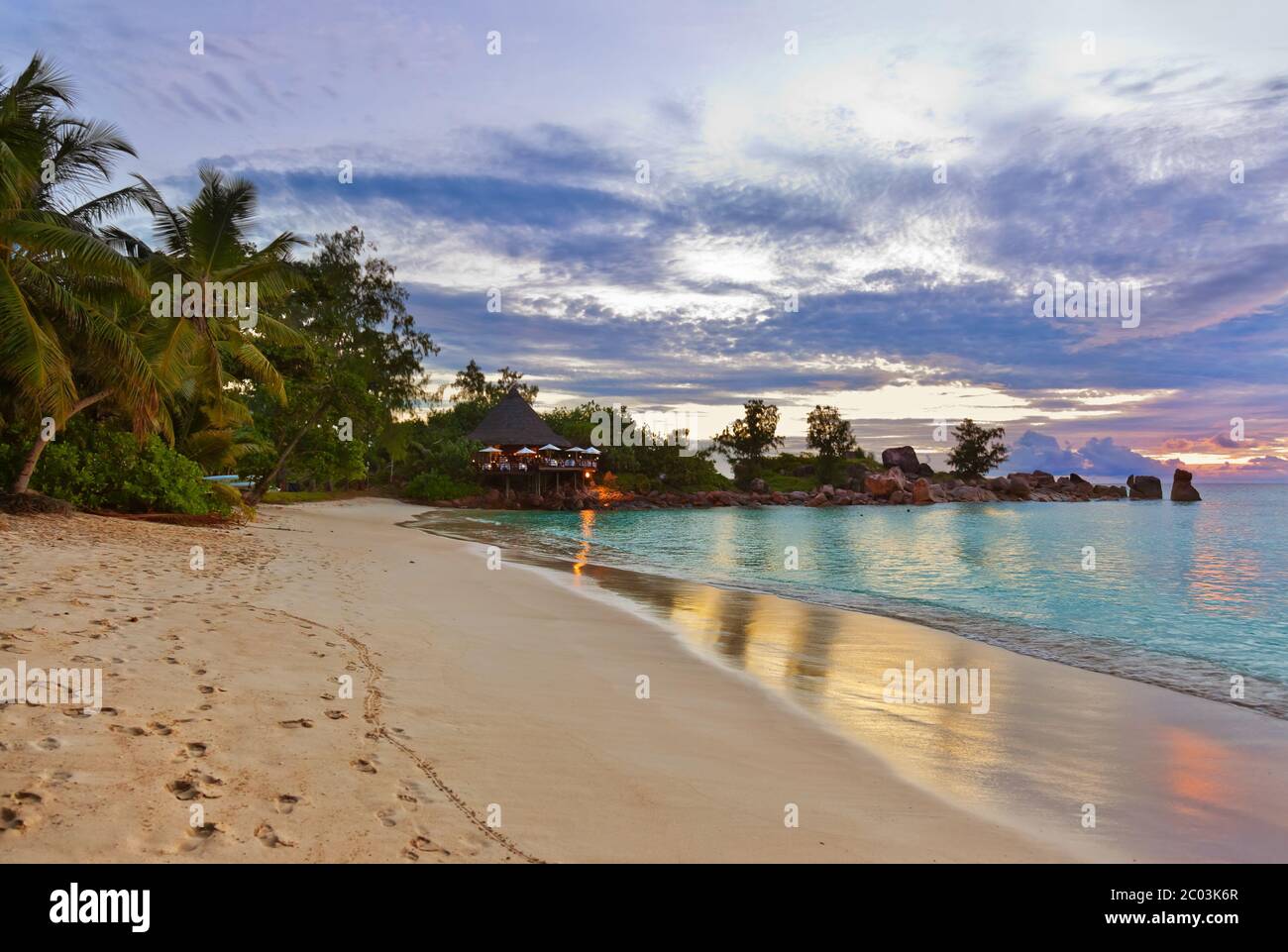 Cafe auf den Seychellen tropischen Strand bei Sonnenuntergang Stockfoto