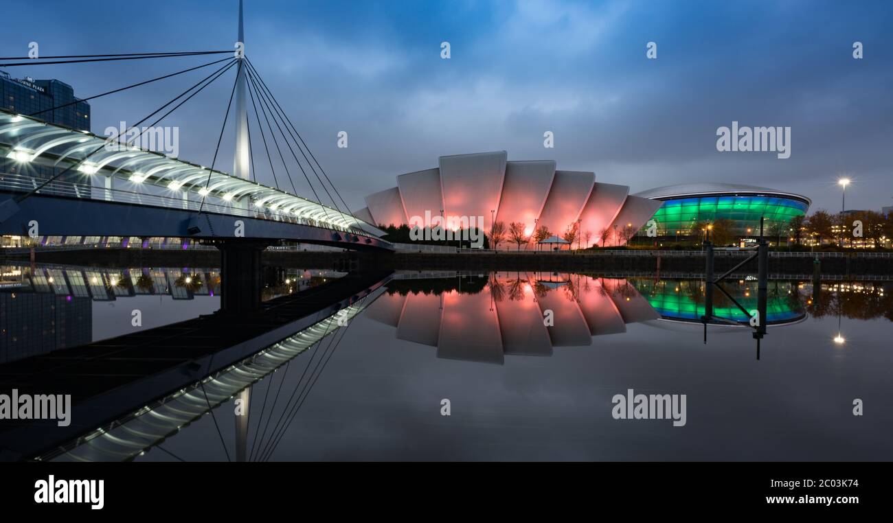 Das Scottish Exhibition Centre (SEC) in Glasgow spiegelte sich im Fluss Clyde wider Stockfoto
