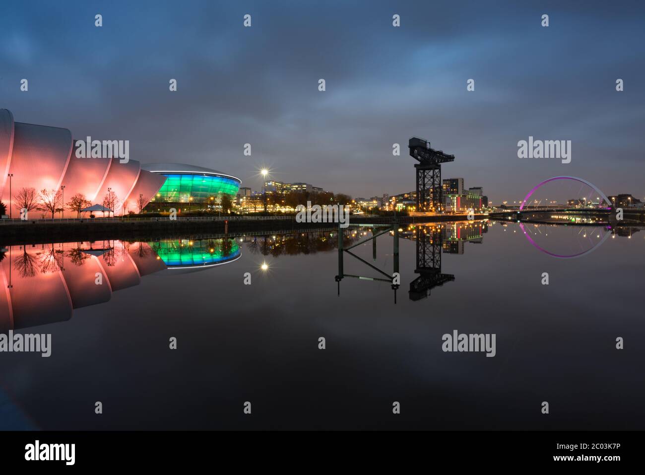 Das Scottish Exhibition Centre (SEC) in Glasgow spiegelte sich im Fluss Clyde wider Stockfoto