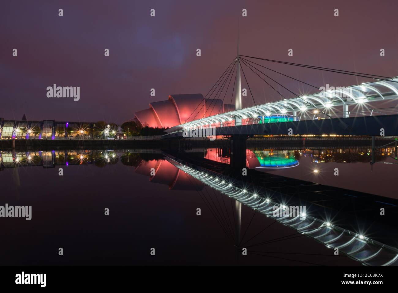 Das Scottish Exhibition Centre (SEC) in Glasgow spiegelte sich im Fluss Clyde wider Stockfoto
