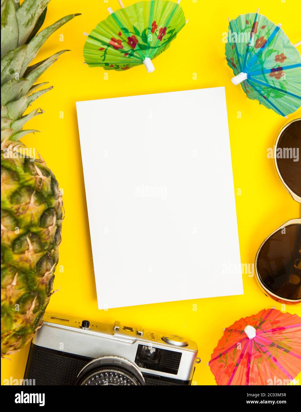 Sommer Hintergrund leere Karte mit Ananas Sonnenbrille und Cocktail-Regenschirm Stockfoto
