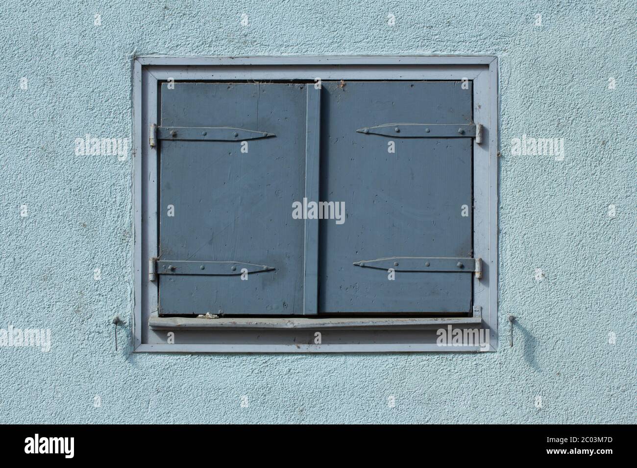 Alte Vintage hellblau geschlossene Fensterläden aus Holz Stockfoto