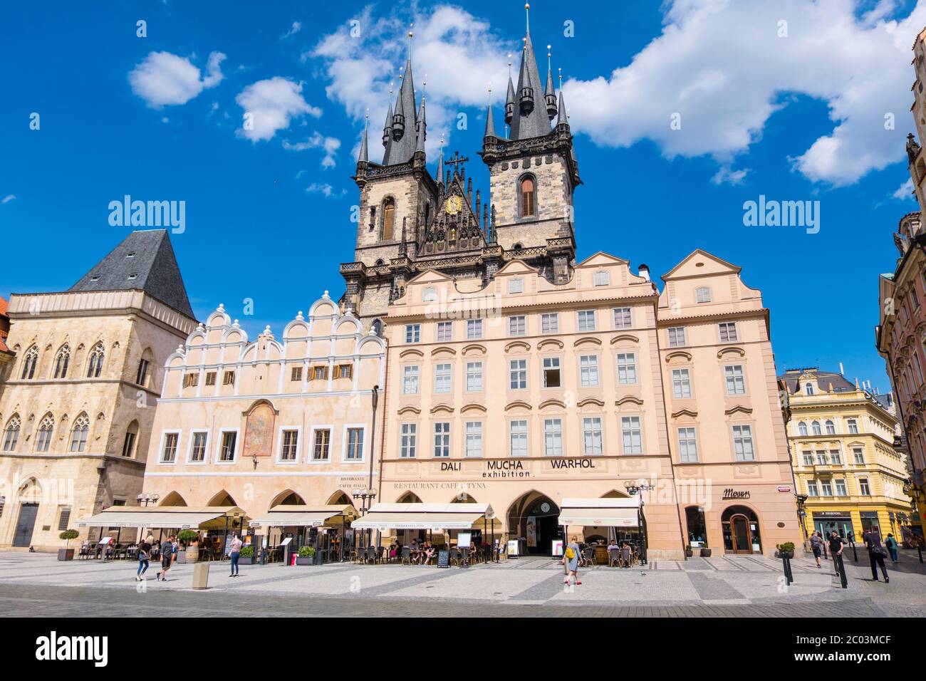 Das Haus der Steinglocke, die Kirche Tyn und die U bílého jednorožce, Staroměstské náměstí, der Altstadtplatz, Prag, Tschechische Republik Stockfoto