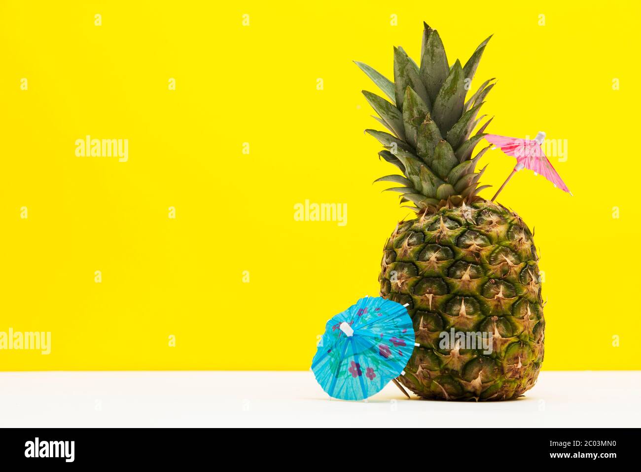 Tropische Ananas im Sommer mit Cocktail-Schirm Stockfoto
