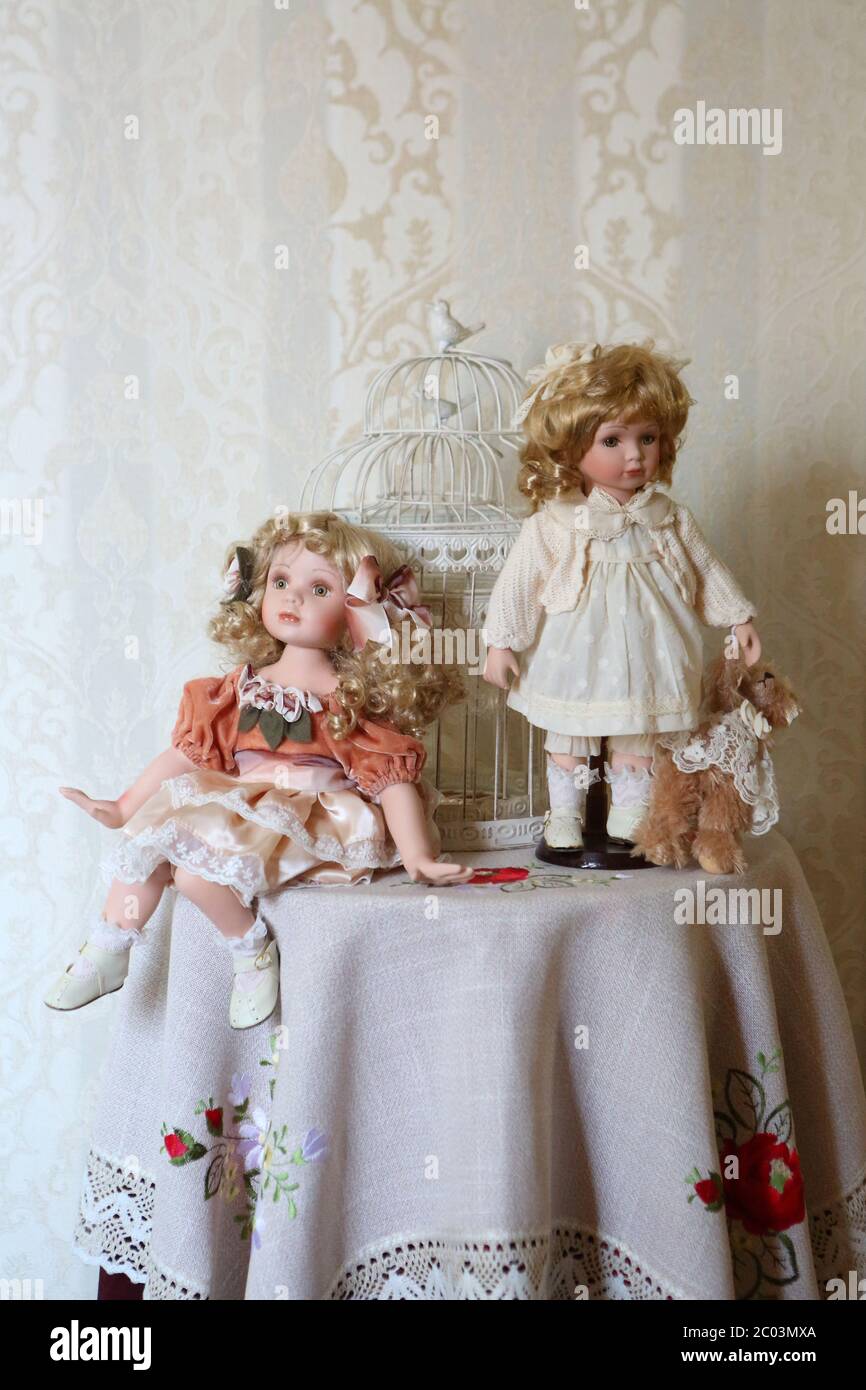 Puppen in schönen Kleidern mit langen Haaren Stockfoto