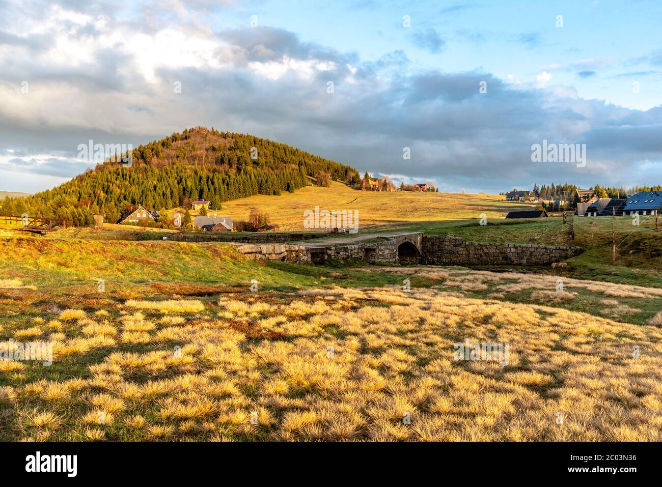 Bukovec Berg oberhalb Jizerka Dorf bei Sonnenuntergang. Frühling im Isergebirge, Tschechien.. Stockfoto