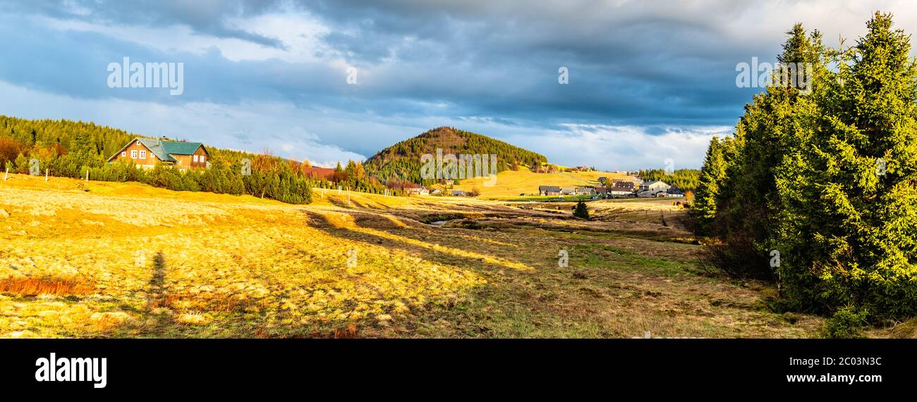 Bukovec Berg oberhalb Jizerka Dorf bei Sonnenuntergang. Frühling im Isergebirge, Tschechien.. Stockfoto