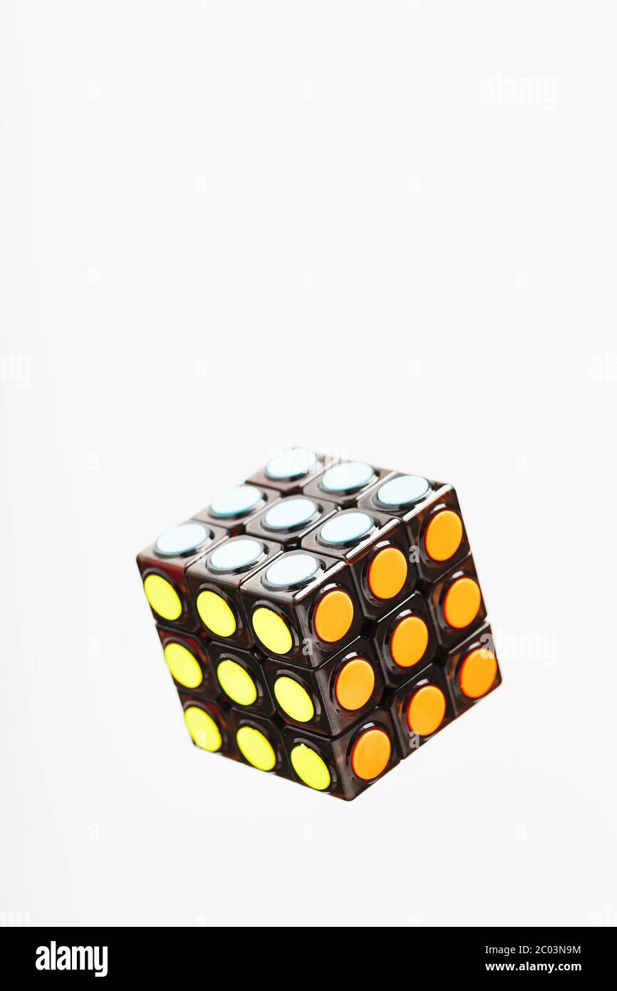 Krasnodar, Russland-10. Juni 2020: Ein neues Rubik's Cube Puzzle mit runden Segmenten isoliert auf weißem Hintergrund. Stockfoto