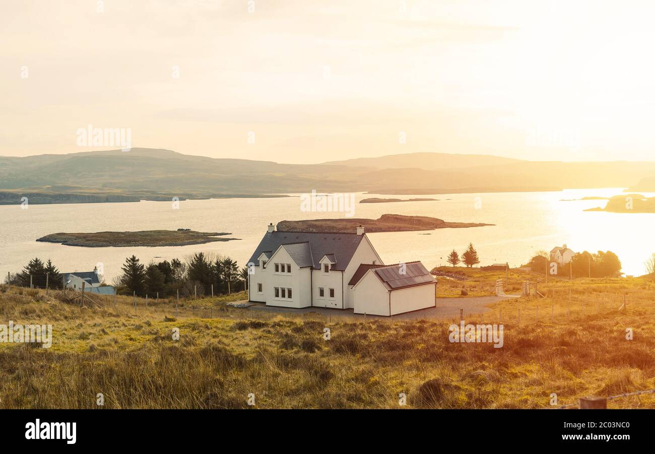 Modernes Einfamilienhaus im schottischen Stil bei Sonnenaufgang im Norden auf der Isle of Skye. Schottland, Großbritannien. Haus mit schöner Umgebung und Landschaft Stockfoto