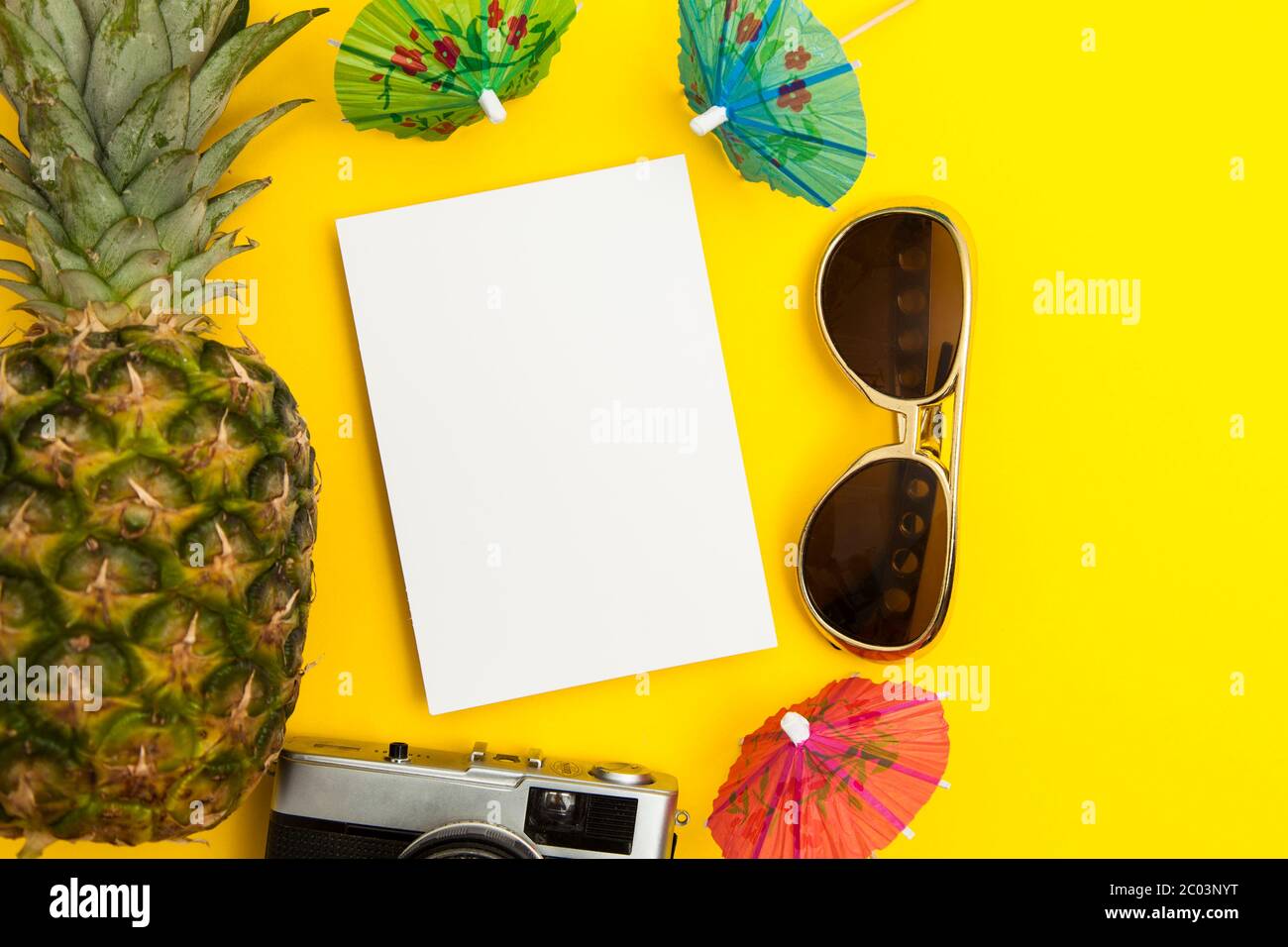Sommer Hintergrund leere Karte mit Ananas Sonnenbrille und Cocktail-Regenschirm Stockfoto