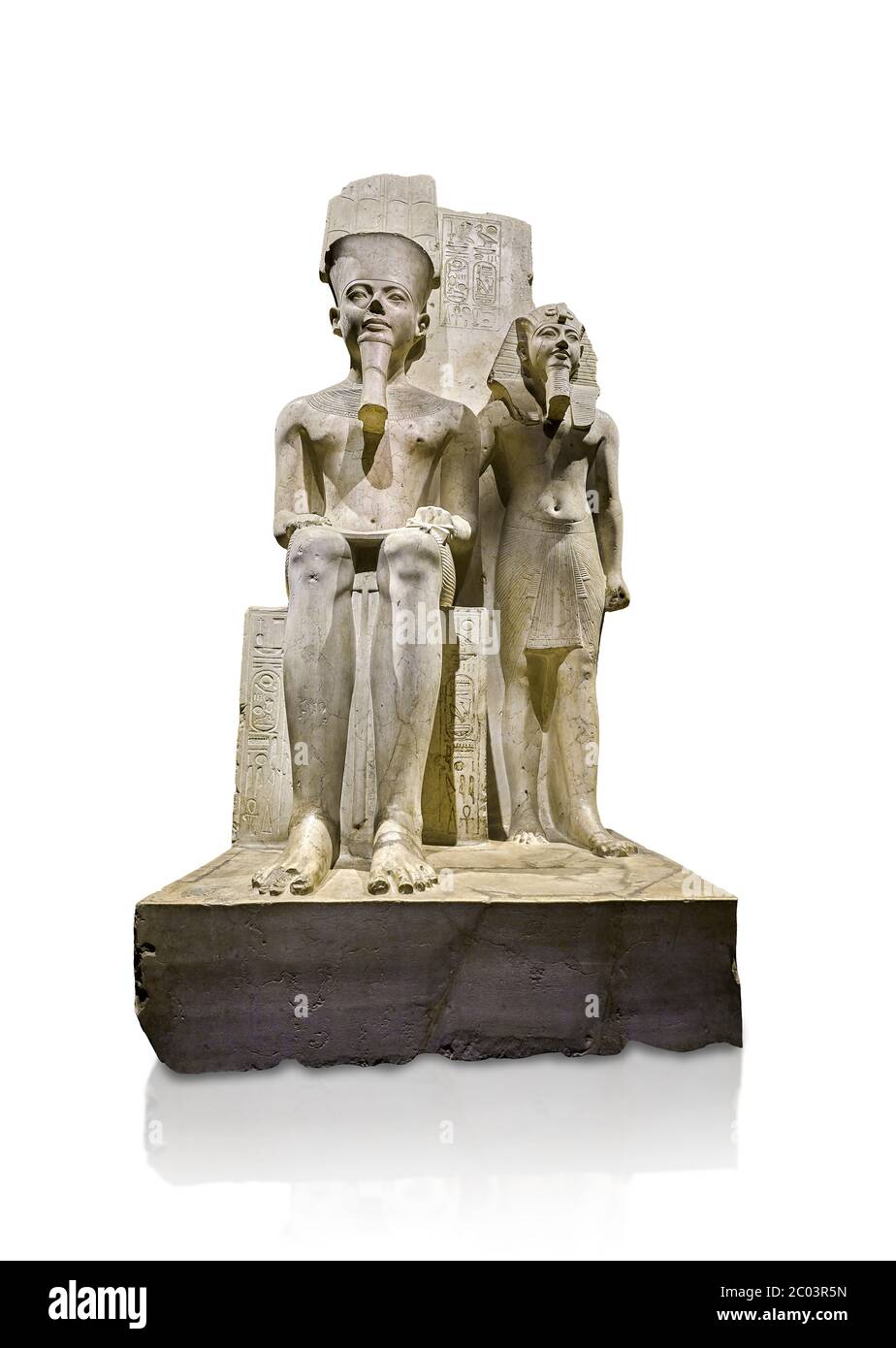Alte ägyptische Statue des pharao Horemheb mit gott Amun, Kalkstein, New Kingdom, 18. Dynastie, (1319-1292 v. Chr.). Ägyptisches Museum, Turin. Weißer Hintergrund Stockfoto