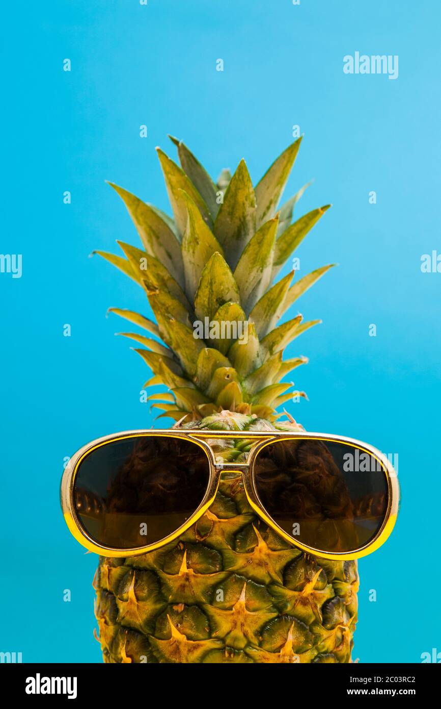Trendige Sommer Ananas tragen Retro-Stil Sonnenbrille Stockfoto