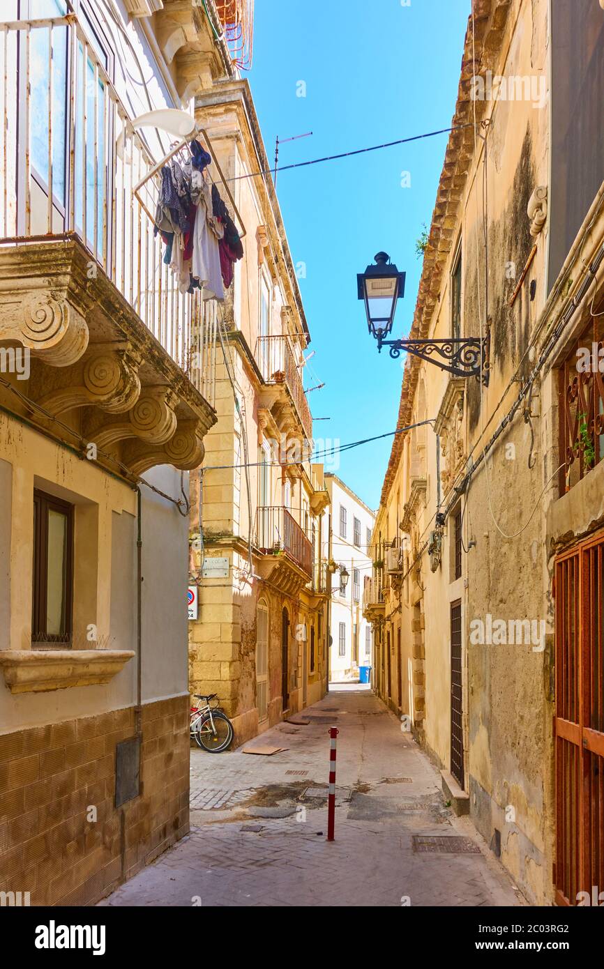 Alte Straße in der Altstadt von Syrakus in Sizilien, Italien - Italienische Stadtbild Stockfoto