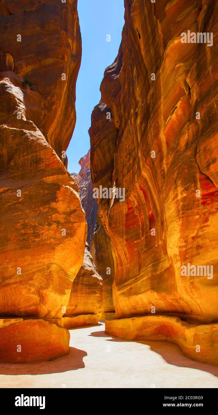 Schlucht und Pfad zwischen Klippen, Petra, Jordanien Stockfoto