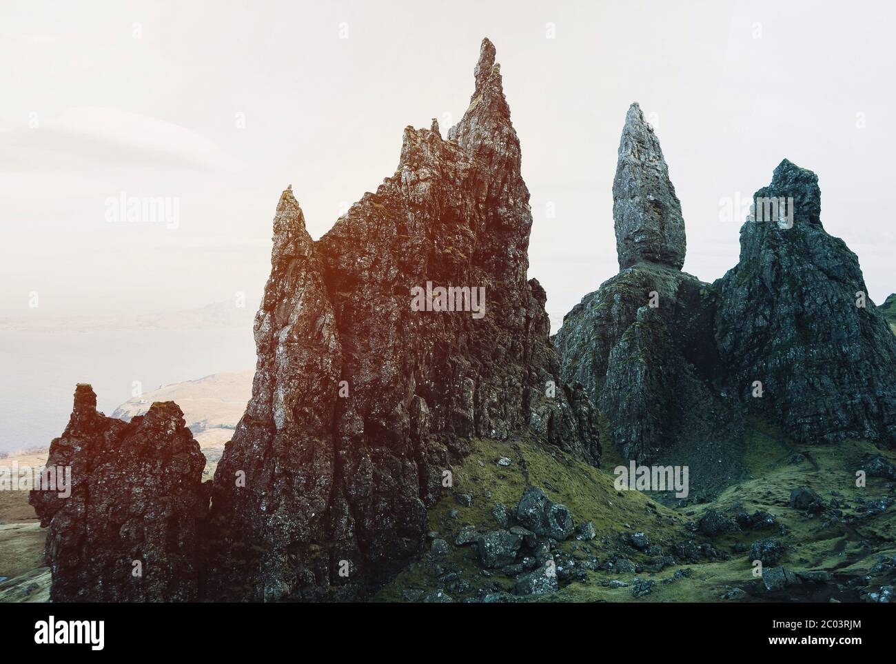 Eines der meistfotografierten Wunder der Welt. Der alte Mann von Storr bei Sonnenuntergang auf der Isle of Skye, Highlands in Schottland, Vereinigtes Königreich. Stockfoto