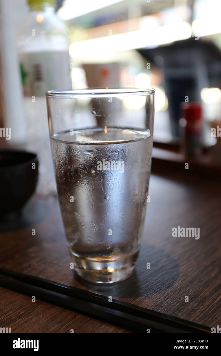 Glas Wasser auf dem Tisch Stockfoto