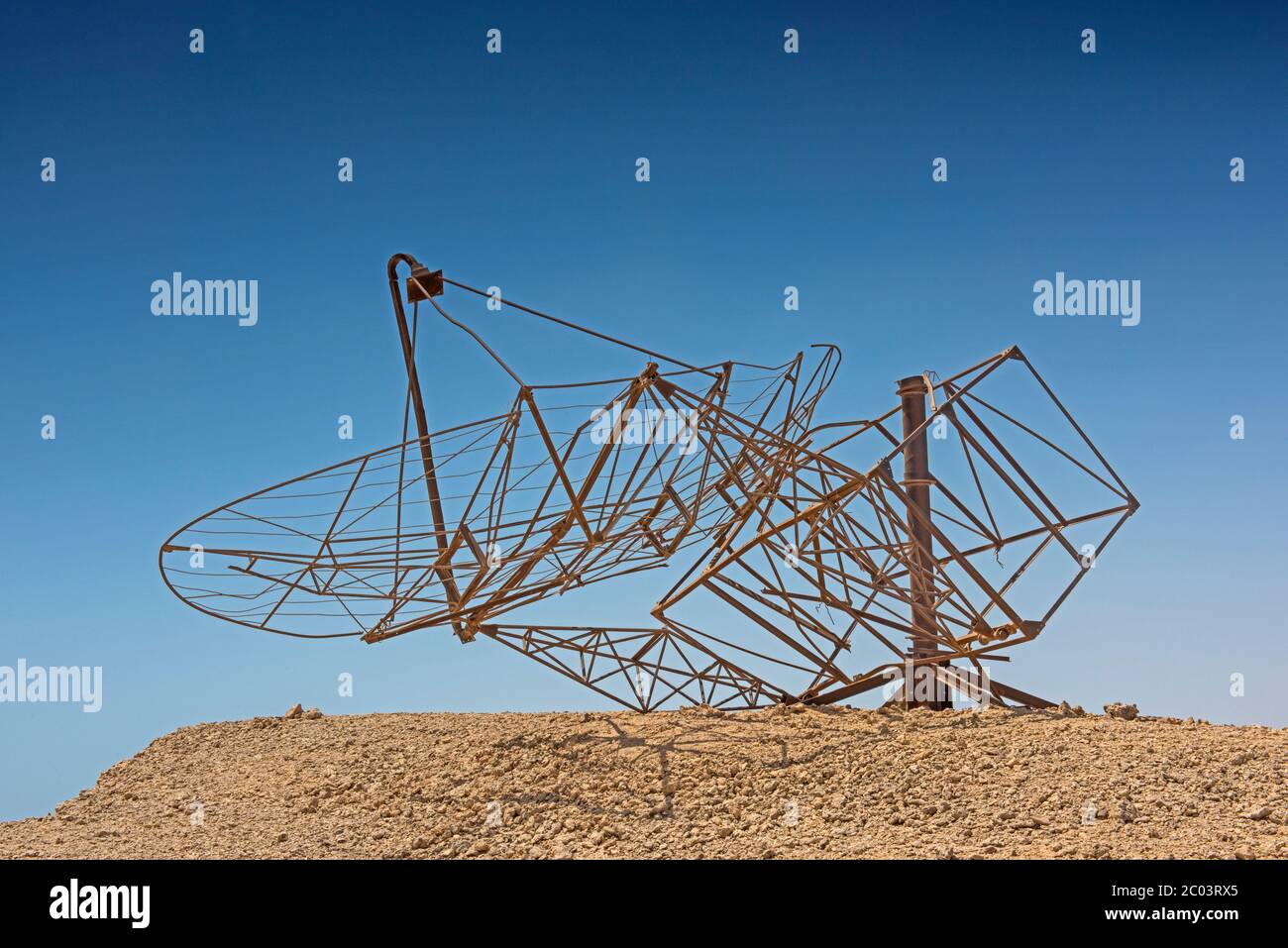 Alte verlassene Militärarmee Radar Antenne Teller auf einem Hügel in abgelegenen Wüstenlandschaft Stockfoto