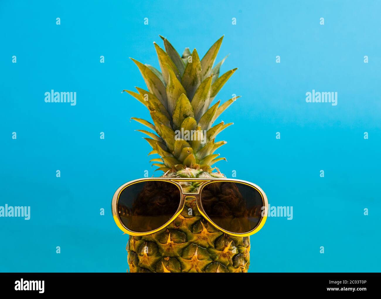 Trendige Sommer Ananas tragen Retro-Stil Sonnenbrille Stockfoto