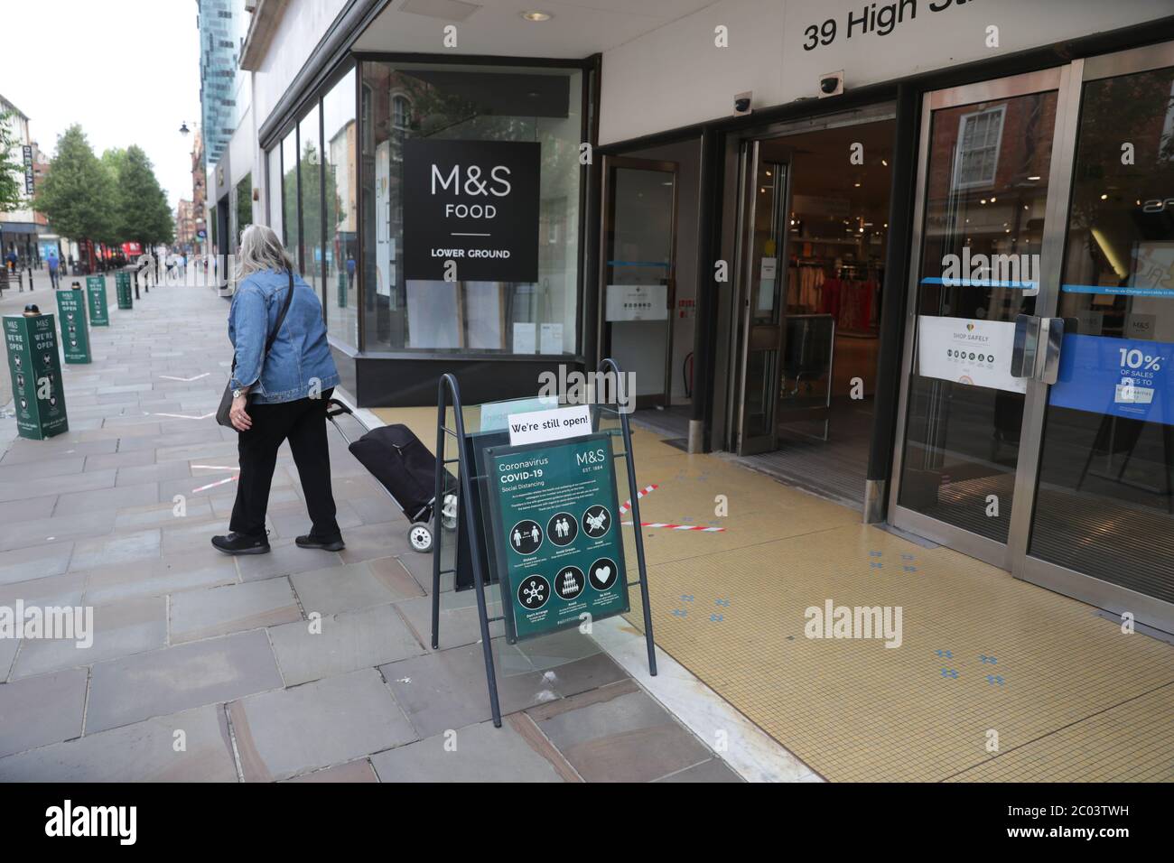 Ein M&S Food-Geschäft in Worcester, da viele Einzelhandelsgeschäfte in der Stadt sich darauf vorbereiten, am 15. Juni wiedereröffnet zu werden, nachdem Maßnahmen eingeführt wurden, um England aus der Sperrung zu bringen. Stockfoto