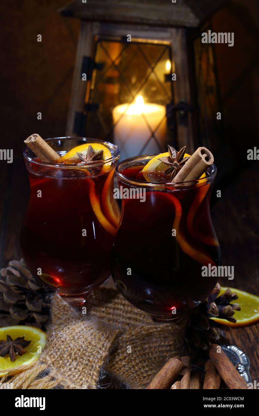 Glühwein mit Orange, Honig, Zimt, Nelke und Anis, zwei Gläser, die durch einen Schal verbunden sind Stockfoto