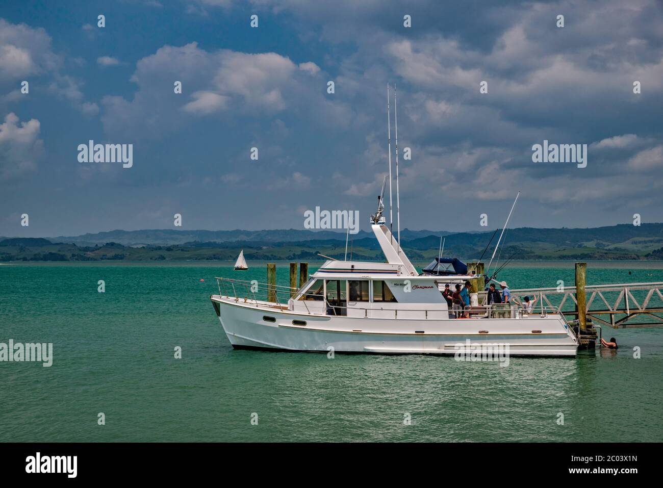 Boote am Kai in Kawhia Harbour, Kawhia, Waikato Region, North Island, Neuseeland Stockfoto