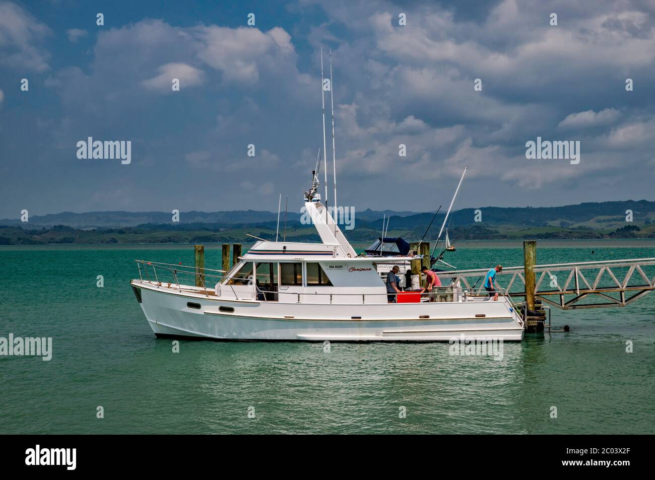 Boote am Kai in Kawhia Harbour, Kawhia, Waikato Region, North Island, Neuseeland Stockfoto