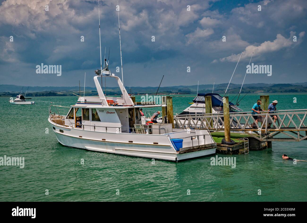 Boote am Kai in Kawhia Harbour, Kawhia, Waikato Region, North Island, Neuseeland Stockfoto