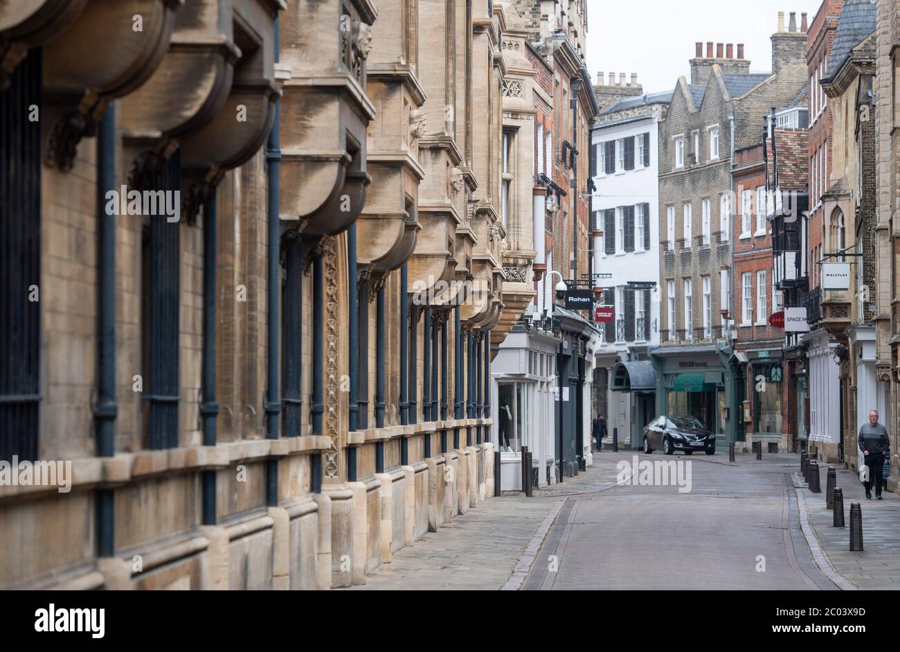 Die Trinity Street in Cambridge bleibt nach der Einführung von Maßnahmen, um England aus der Blockierung zu bringen, fast verlassen. Stockfoto