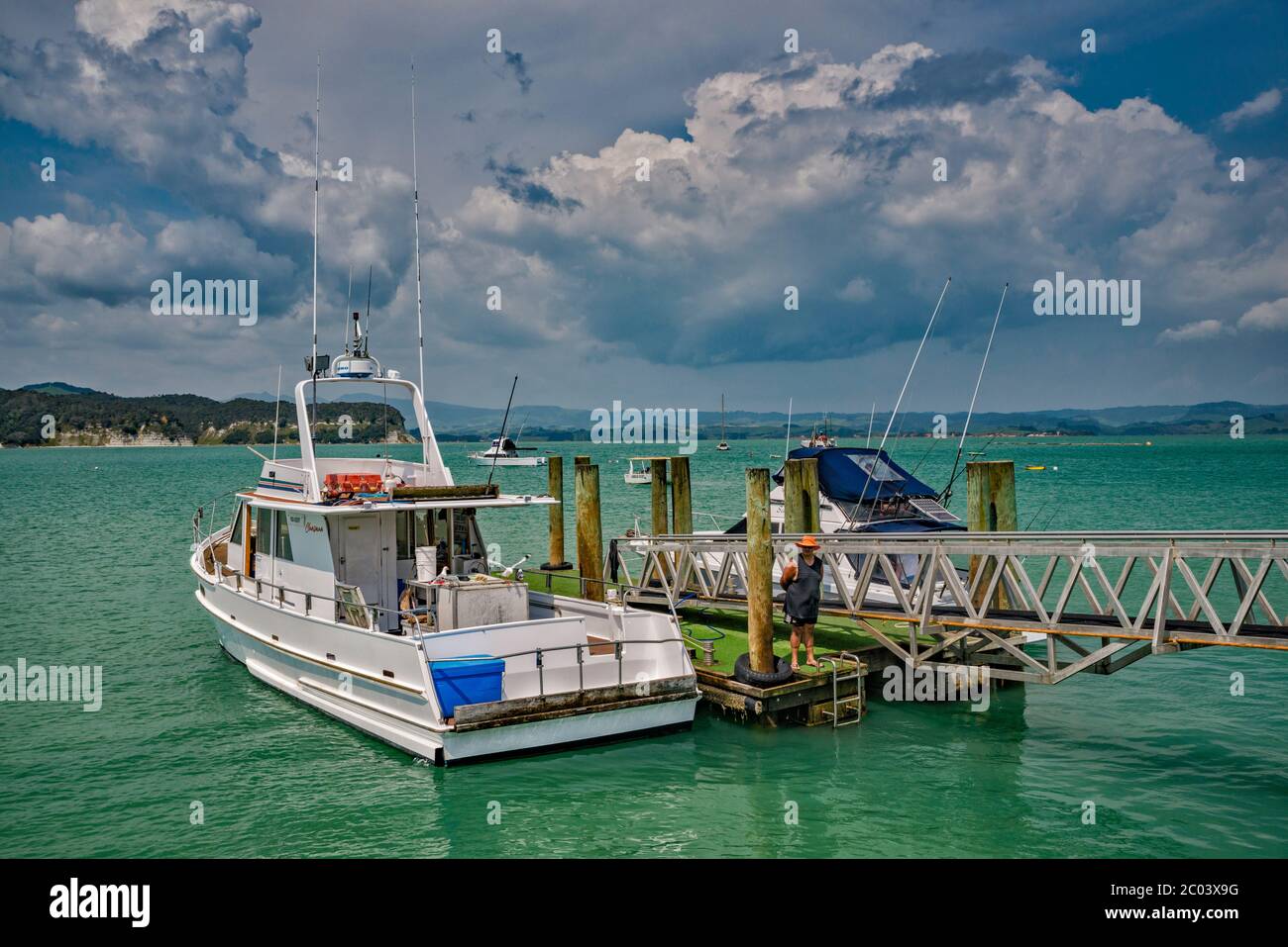 Boote am Kai in Kawhia Harbour, Kawhia, Waikato Region, North Island, Neuseeland Stockfoto