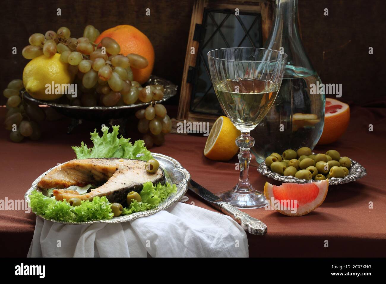 Stillleben mit Wein, Lachs, Käse, Oliven und Trauben Stockfoto