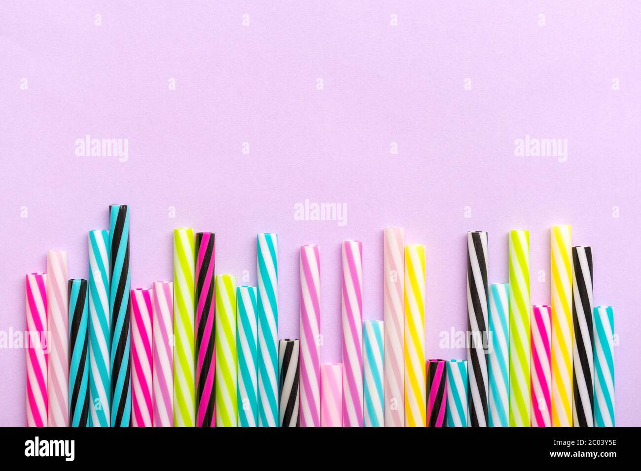 Trinkhalme Mit Streifen Fur Party Auf Lila Hintergrund Ansicht Von Oben Auf Bunte Plastikrohrchen Fur Sommercocktails Flat Lay Kopierraum Geburtstag Stockfotografie Alamy