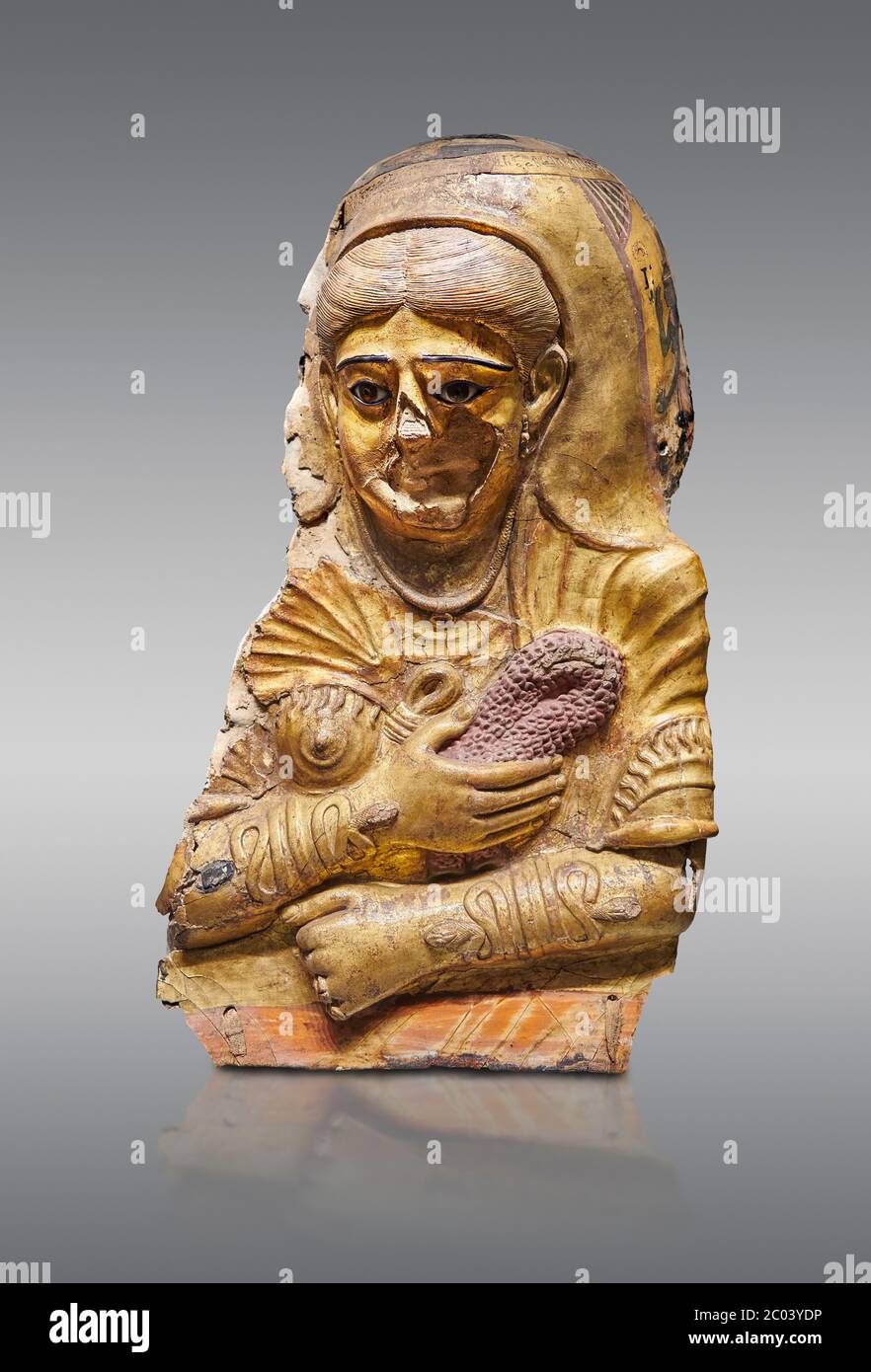 Alte ägyptische römische weibliche Mumie Maske, Kalkstein, römische Periode, 2. Jahrhundert n. Chr., Hawara, Ägyptisches Museum, Turin. Grauer Hintergrund Dies ist ein bemerkenswertes Stockfoto