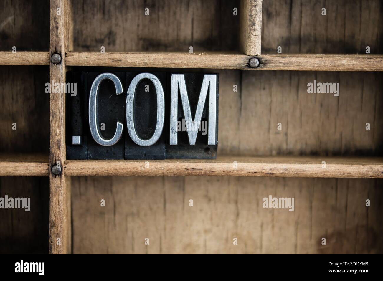 Dot Com Concept Metall Briefpresse Wort in Schublade Stockfoto