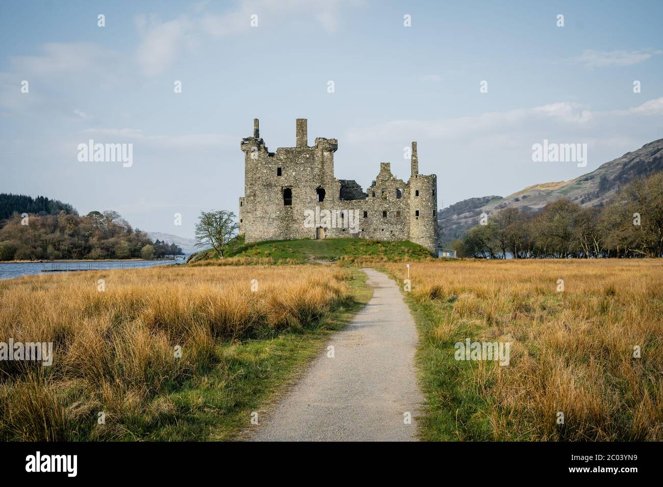 Historische Burgruinen auf einem See Morgen in Schottland - Kilchurn Castle ist eine zerstörte Struktur auf einer felsigen Halbinsel im Nordosten Stockfoto