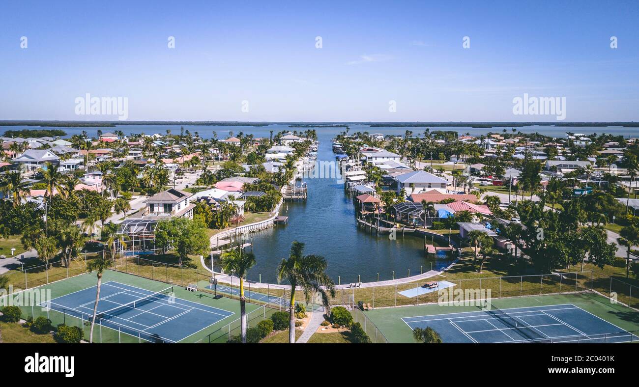 Ferienwohnungen an einem Kanal in Fort Myers (Florida, USA) Stockfoto