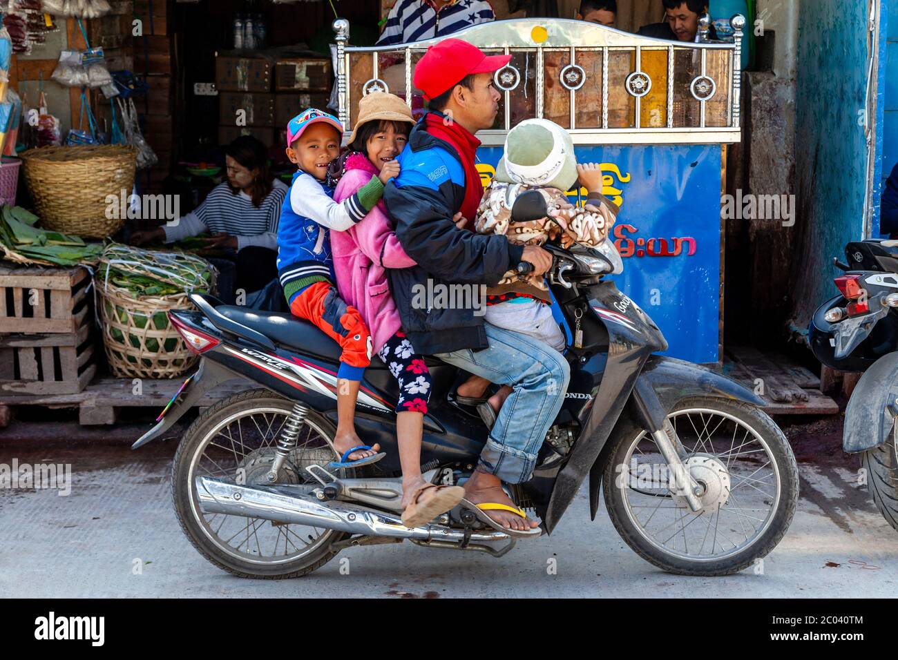 Eine Familie, die mit dem Motorrad reist, Nyaung Shwe, Lake Inle, Shan State, Myanmar. Stockfoto