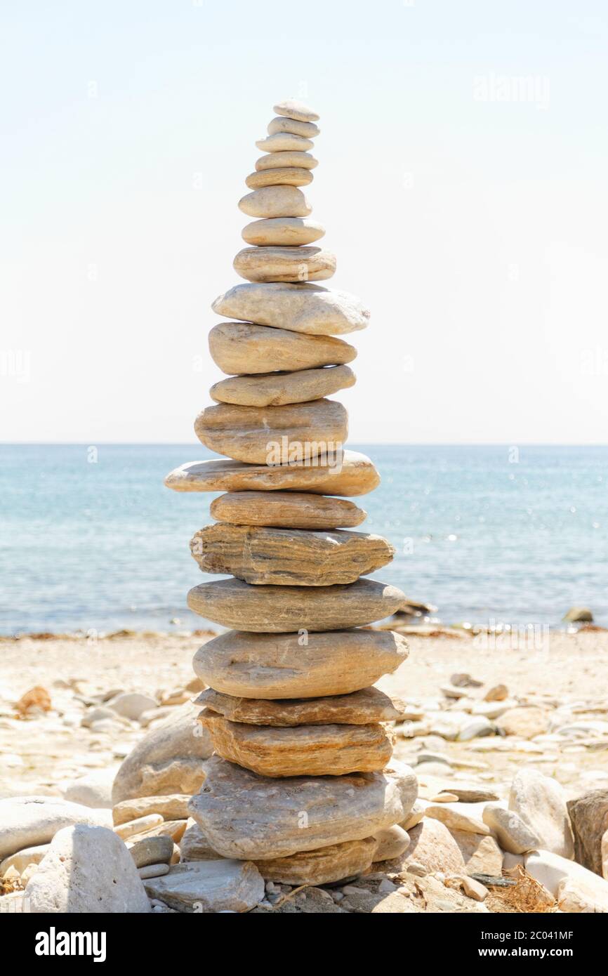 Foto einer hohen Steinskulptur am Strand Stockfoto