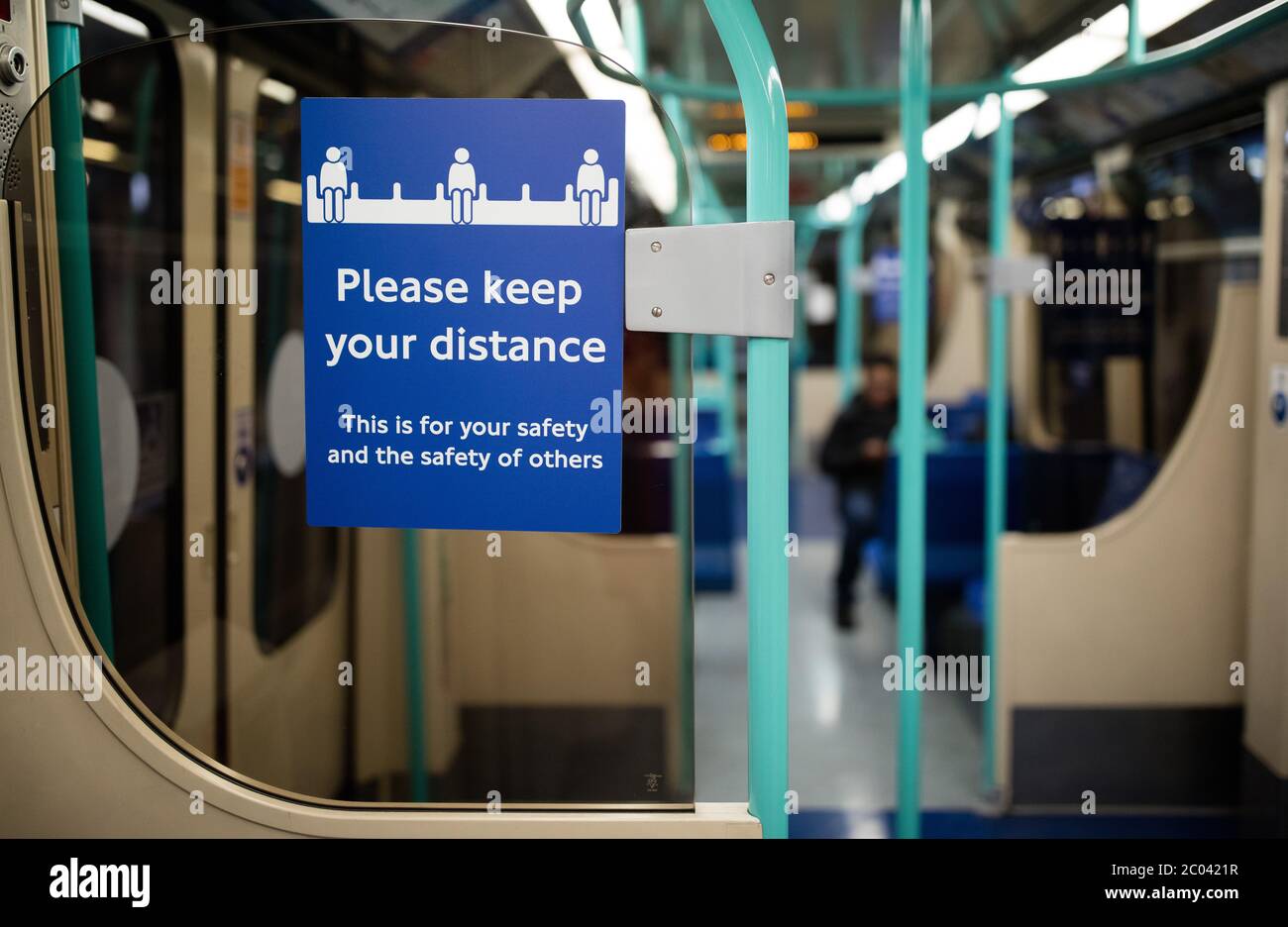 Bitte halten Sie Ihr Distanzschild in einem DLR-Zug, London Stockfoto