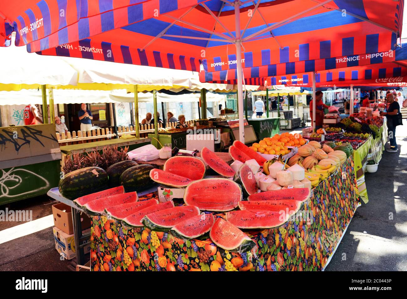 Ein farbenfroher Markt in der Altstadt von Split, Kroatien. Stockfoto