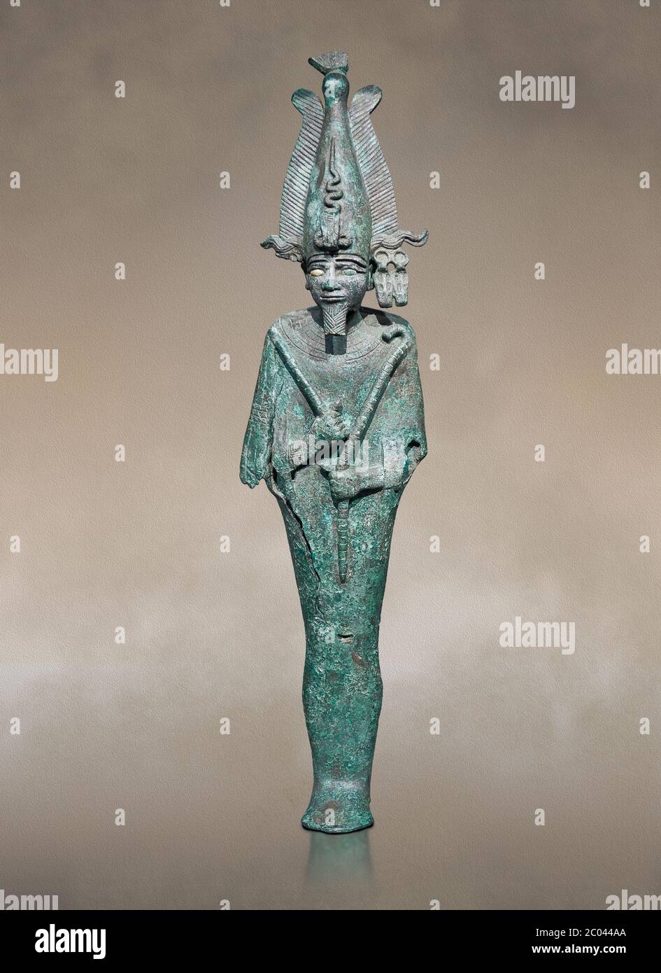 Alte ägyptische Bronzestatue von Osiris, Ptolomäische Periode, (722-30 BC). Ägyptisches Museum, Turin. Grauer Hintergrund. Alte FundKat 39. Stockfoto