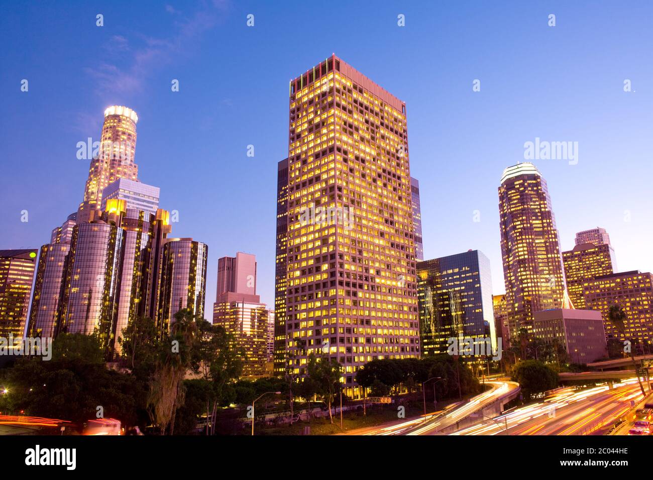 Wolkenkratzer im Finanzviertel und Harbor Freeway, Los Angeles, Kalifornien, USA Stockfoto