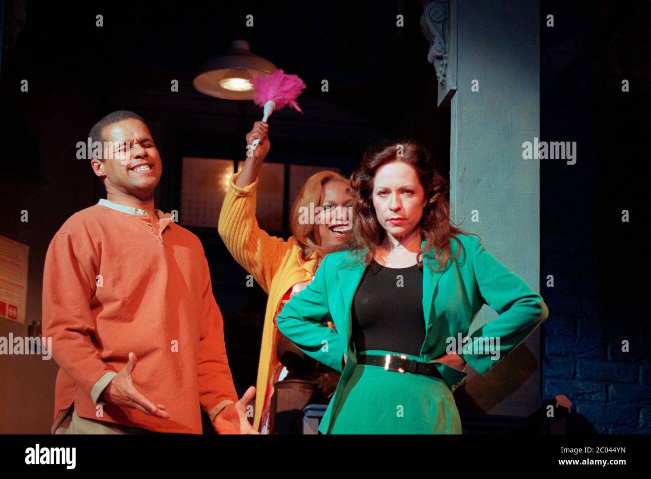 l-r: Gary Wilmot (Elliot Garfield), Shezwae Powell (Mrs Crosby), Ann Crumb (Paula McFadden) in THE GOODBYE GIRL at the Albery Theatre, London WC2 17/04/1997 Buch: Neil Simon Musik: Marvin Hamlisch Texte: David Zippell Weitere Texte: Don Black Design: Robert Jones Beleuchtung: Jenny Cane musikalische Inszenierung: TUDOR Davies Regie: Rob Bettinson Stockfoto