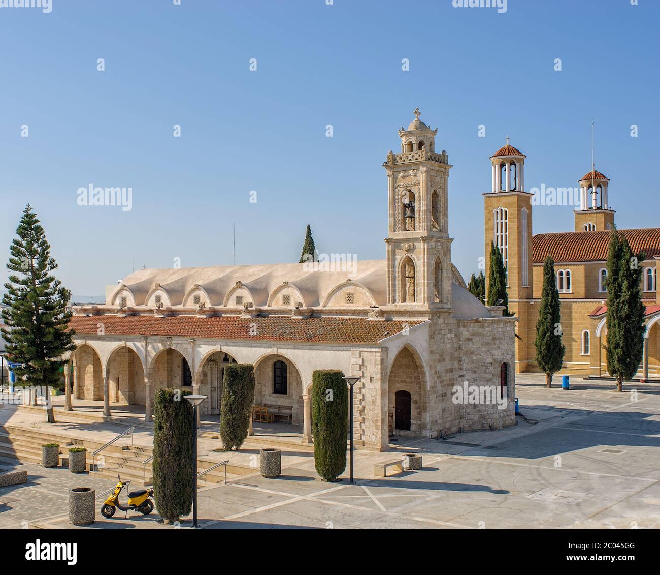 Kirchen auf dem zentralen Platz der kleinen Stadt. Zypern Stockfoto