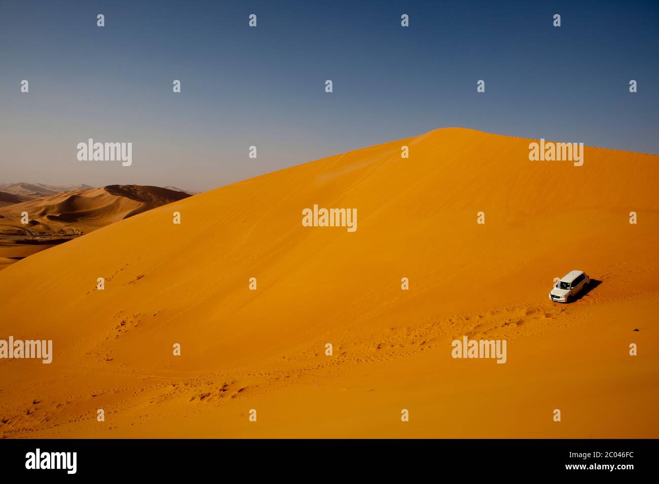 Ein Fahrzeug der Ölgesellschaft auf einer hohen Düne in der Sahara. Stockfoto