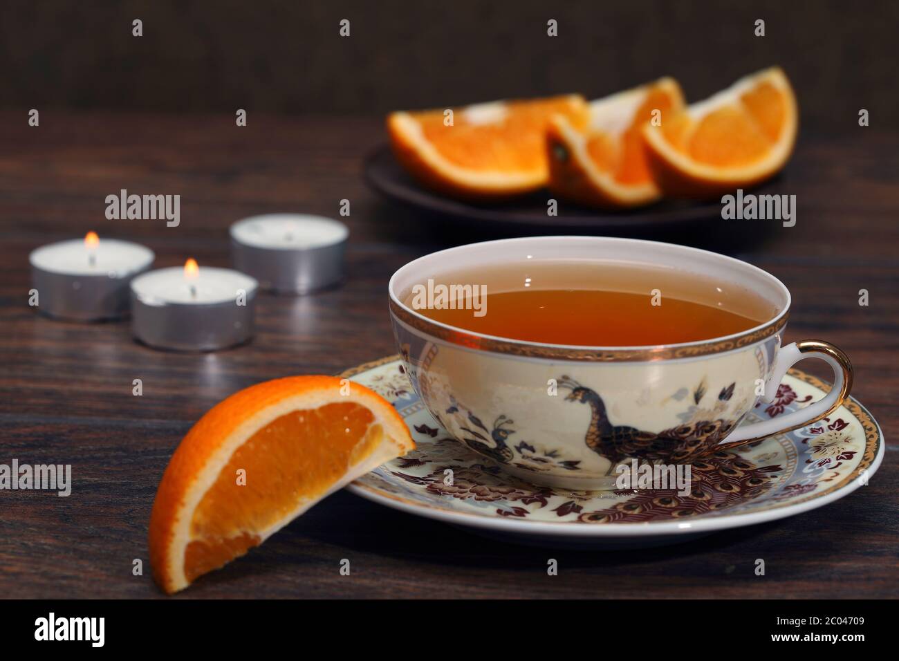 Tee in schönen Teesorten und orangefarbenen Segmenten Stockfoto